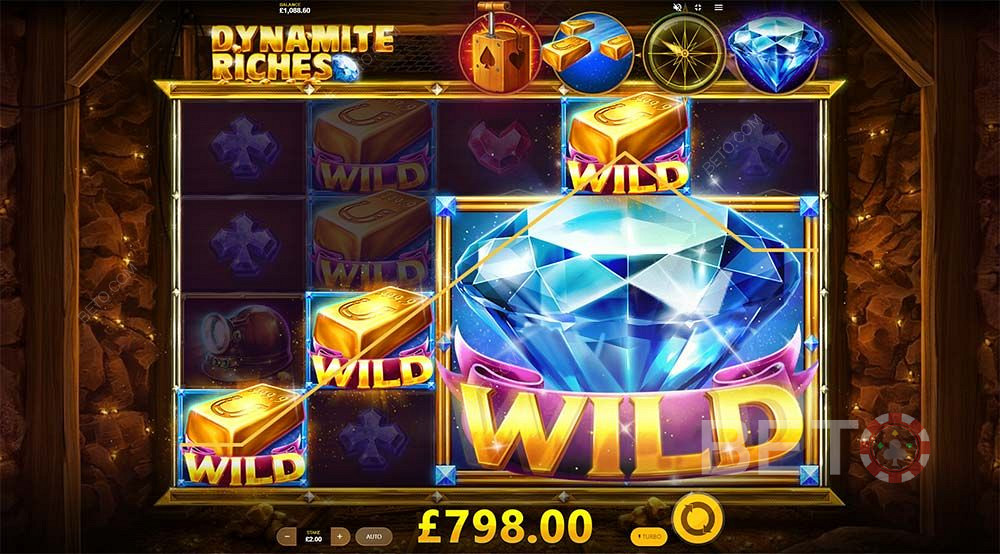 Gold bar wilds 및 Expanding wilds는 일반 기호를 대체하여 Dynamite Riches 에서 큰 승리를 거둘 수 있습니다.