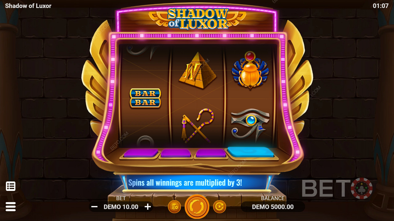 클래식 및 테마 심볼을 모두 갖춘 3 릴 슬롯 머신 Shadow of Luxor